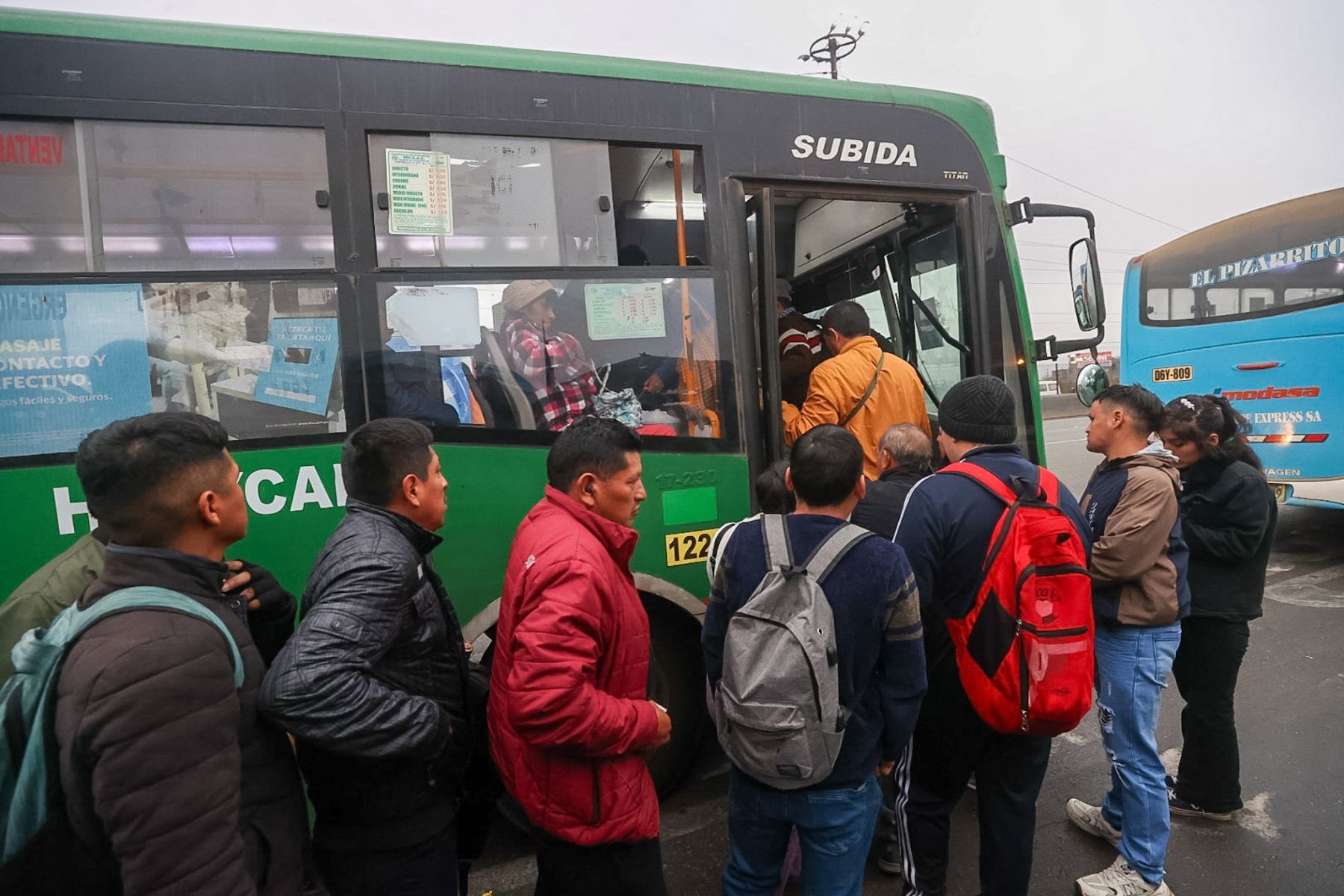 Transporte público en Lima y Callao se desarrolla con total normalidad, en el marco del paro convocado para hoy jueves 21 de agosto por un sector de transportistas. Usuarios abordaron los buses y cisterna en el paradero Puente Nuevo en medio de fuerte custodia policial.

Foto: ANDINA/Juan Carlos Guzmán Negrini