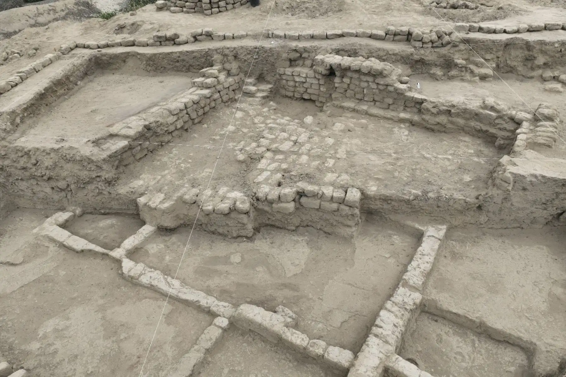 La edificación tiene aproximadamente 1400 años, conclusión a la que se llegó luego de que exámenes preliminares con radiocarbono 14 determinaran que datarían de entre los años 600 y 700 después de Cristo. Foto: Difusión