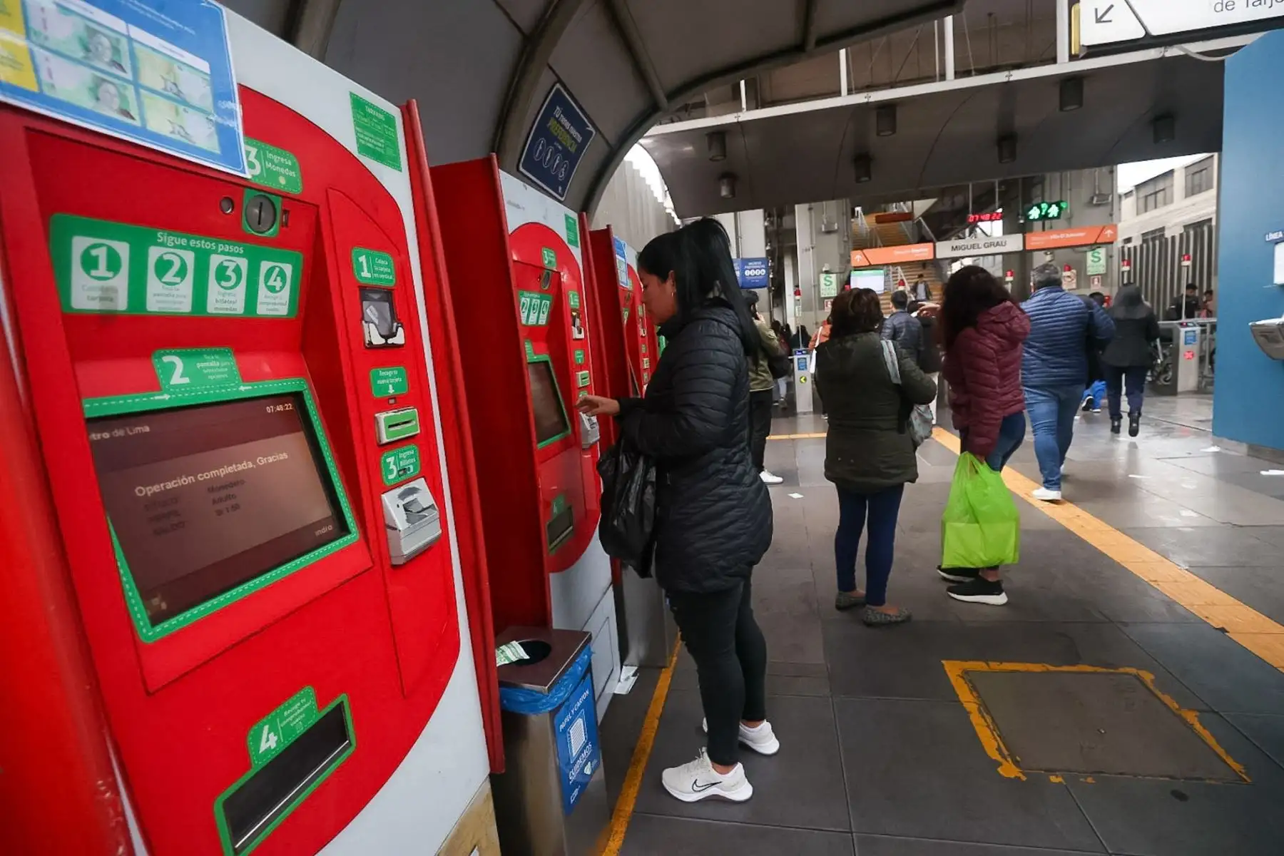 Los servicios del Metropolitano, de los corredores complementarios, de las líneas 1 y 2 del Metro de Lima y Callao funcionan al 100% de su capacidad, a fin de garantizar la movilidad de los ciudadanos.

Foto: ANDINA/Juan Carlos Guzmán Negrini