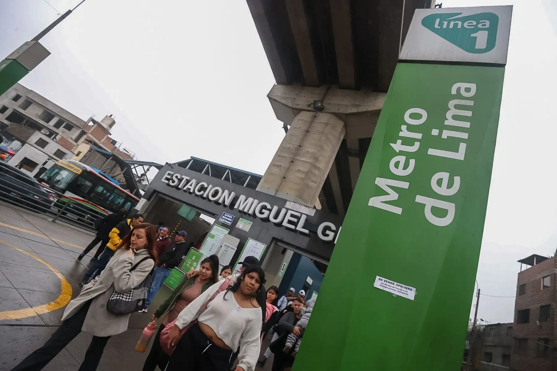 Los servicios del Metropolitano, de los corredores complementarios, de las líneas 1 y 2 del Metro de Lima y Callao funcionan al 100% de su capacidad, a fin de garantizar la movilidad de los ciudadanos.

Foto: ANDINA/Juan Carlos Guzmán Negrini