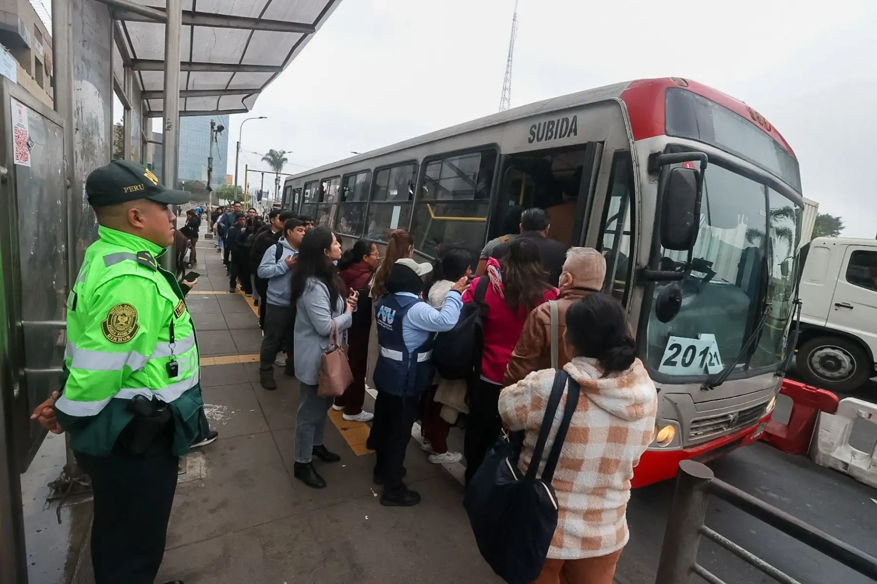 El Metropolitano, corredores complementarios y líneas del Metro de Lima operarán al 100%

Foto: ANDINA/Juan Carlos Guzmán Negrini