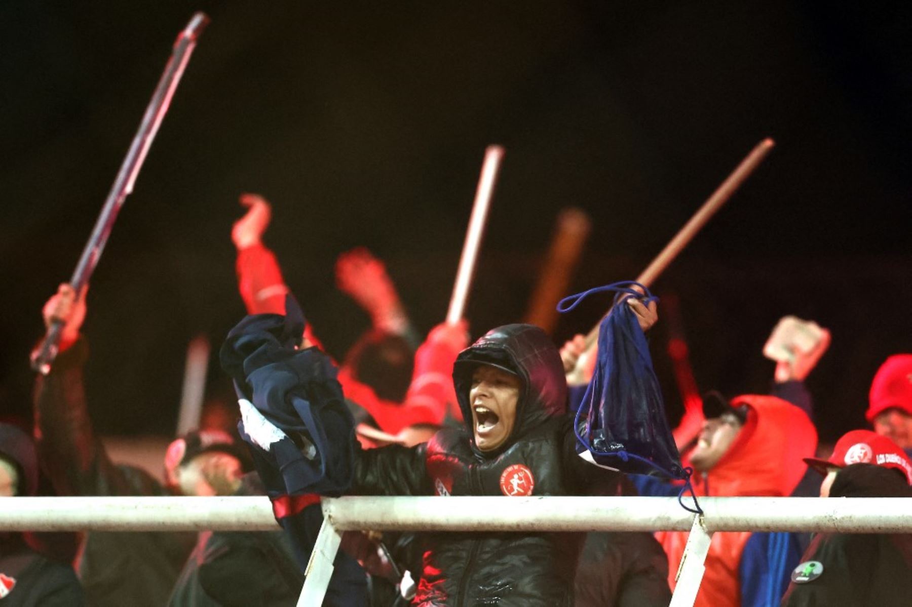 En el Estadio Libertadores de América de Avellaneda (Argentina) se desató una batalla campal entre hinchas de Universidad de Chile y del Independiente. Foto: AFP