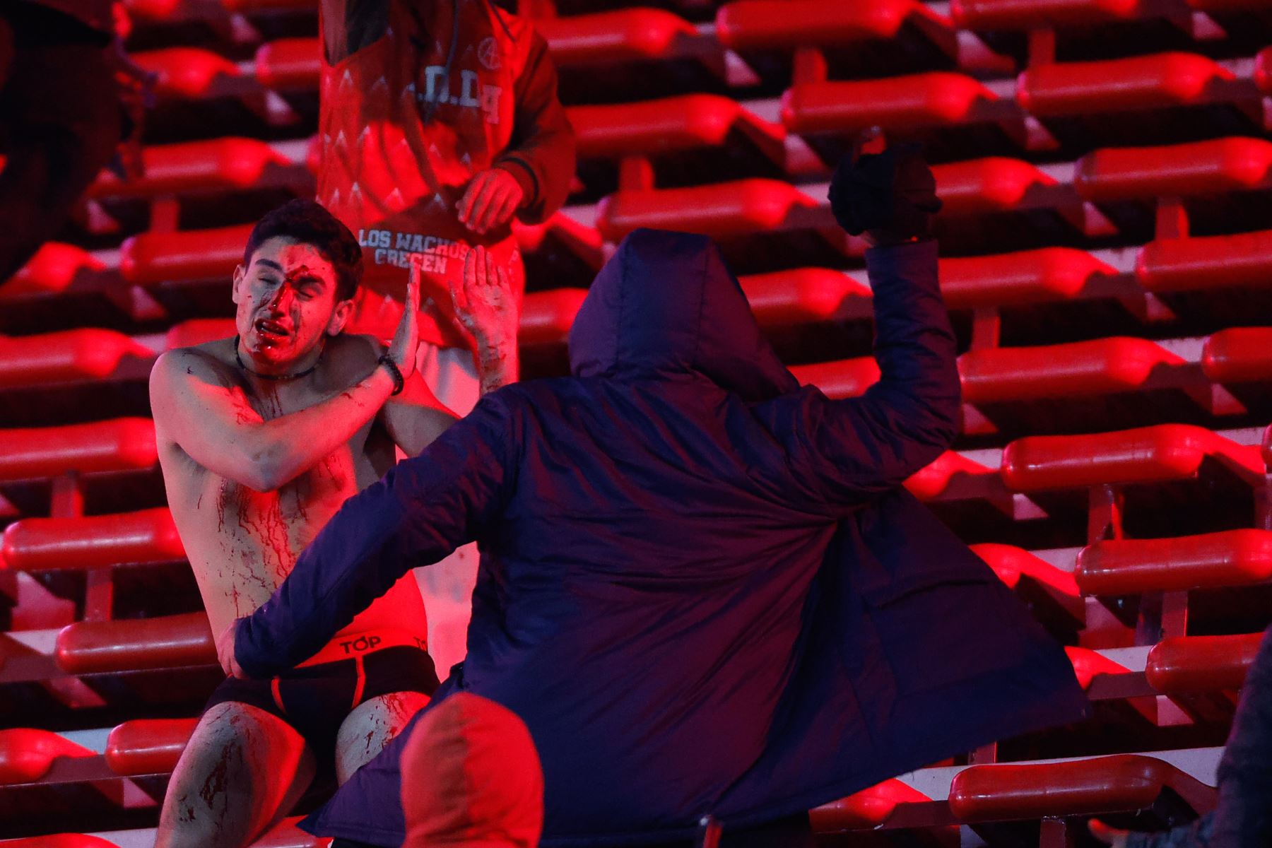 Hinchas se enfrentan este miércoles, en un partido de los octavos de final de la Copa Sudamericana entre Independiente y Universidad de Chile en el estadio Libertadores de América en Avellaneda. Foto: EFE