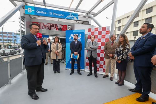 La ceremonia de inauguración se realizó en la misma estación, ubicada en la intersección con la avenida Alfonso Ugarte, Cercado de Lima, en presencia de Luis Zegarra, titular de la Dirección de Gestión Comercial de la Autoridad de Transporte Urbano de Lima y Callao (ATU), y del gerente general y director de Medios Periodísticos de Editora Perú, Félix Paz. Foto: ANDINA/Juan Carlos Guzmán Negrini