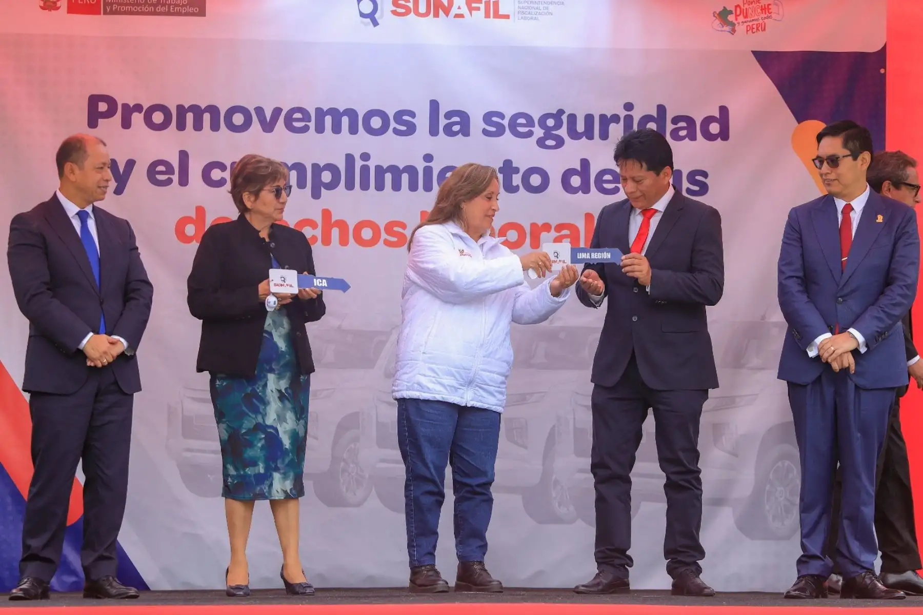 La presidenta de la república, Dina Boluarte Zegarra, lidera la entrega de vehículos a la Sunafil, con el objetivo de potenciar la capacidad de respuesta ante denuncias y proteger los derechos de los trabajadores. Foto: ANDINA/Prensa Presidencia