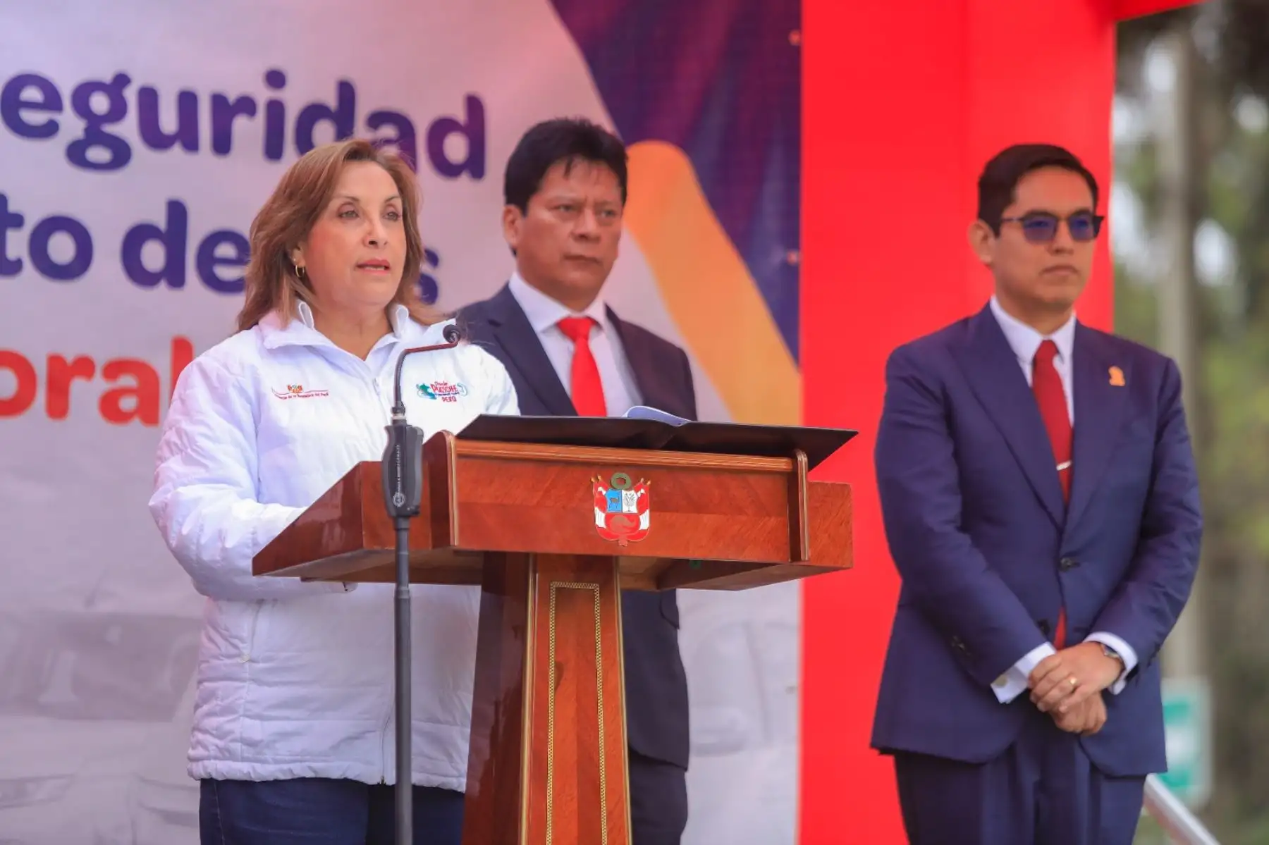 La presidenta de la república, Dina Boluarte Zegarra, lidera la entrega de vehículos a la Sunafil, con el objetivo de potenciar la capacidad de respuesta ante denuncias y proteger los derechos de los trabajadores. Foto: ANDINA/Prensa Presidencia