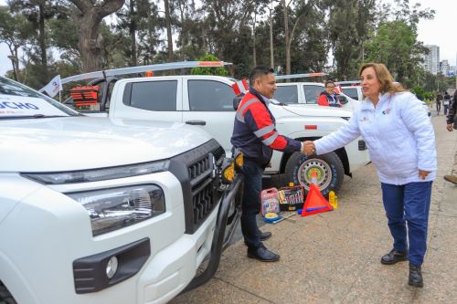 La presidenta de la república, Dina Boluarte Zegarra, lidera la entrega de vehículos a la Sunafil, con el objetivo de potenciar la capacidad de respuesta ante denuncias y proteger los derechos de los trabajadores. Foto: ANDINA/Prensa Presidencia