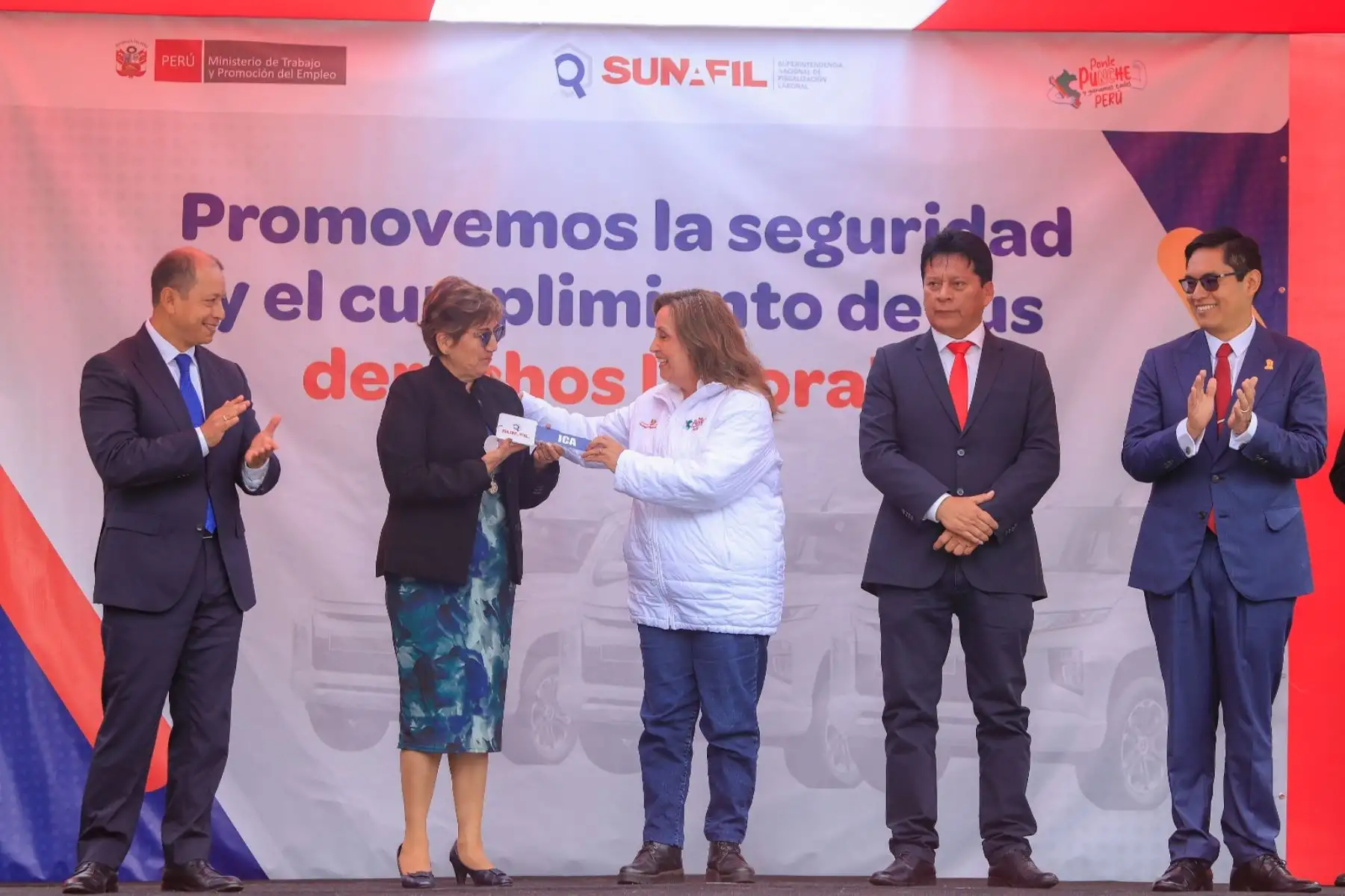 La presidenta de la república, Dina Boluarte Zegarra, lidera la entrega de vehículos a la Sunafil, con el objetivo de potenciar la capacidad de respuesta ante denuncias y proteger los derechos de los trabajadores. Foto: ANDINA/Prensa Presidencia