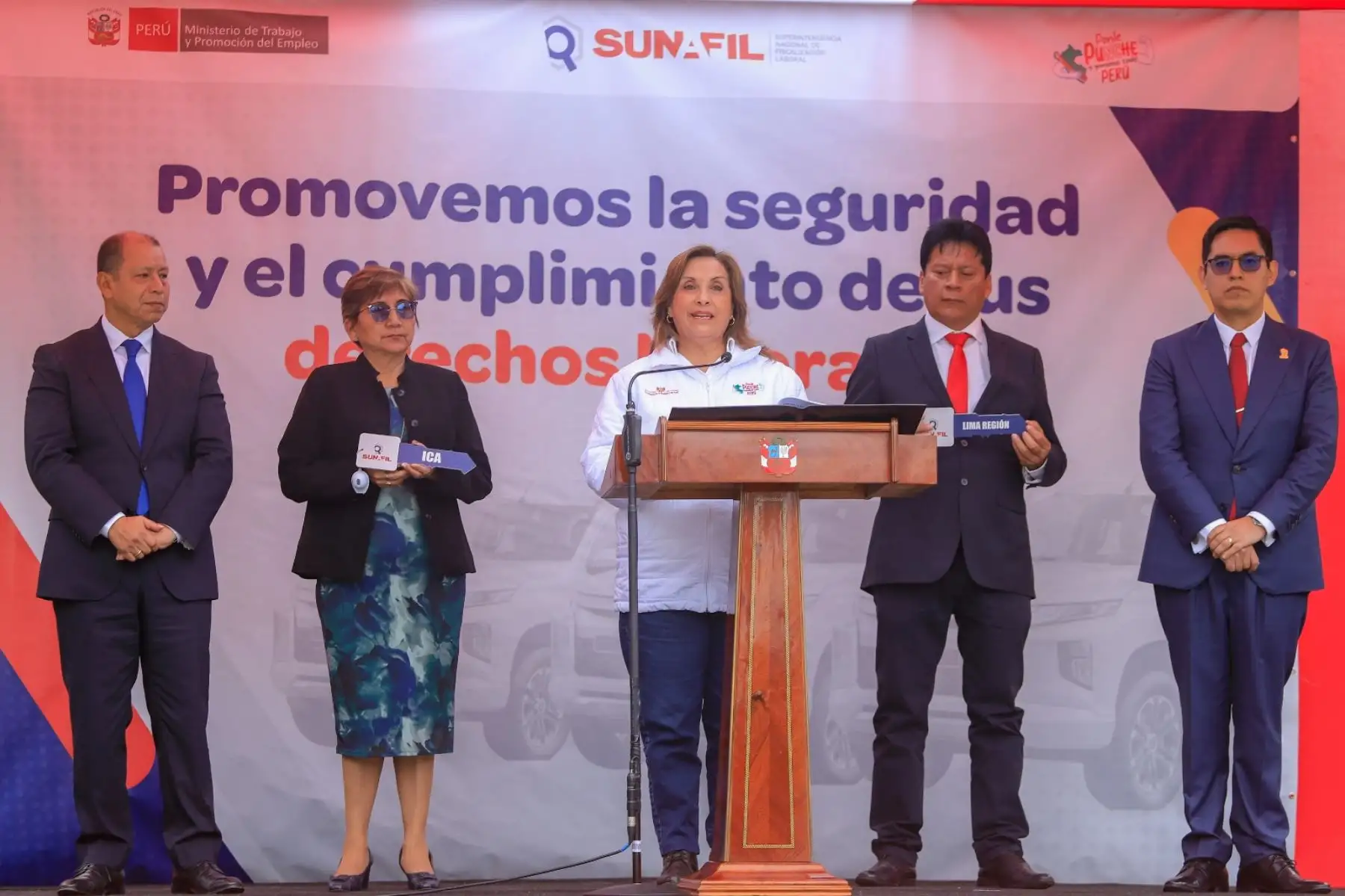 La presidenta de la república, Dina Boluarte Zegarra, lidera la entrega de vehículos a la Sunafil, con el objetivo de potenciar la capacidad de respuesta ante denuncias y proteger los derechos de los trabajadores. Foto: ANDINA/Prensa Presidencia