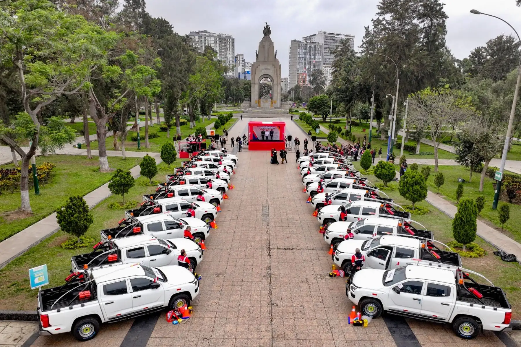 La presidenta de la república, Dina Boluarte Zegarra, lidera la entrega de vehículos a la Sunafil, con el objetivo de potenciar la capacidad de respuesta ante denuncias y proteger los derechos de los trabajadores. Foto: ANDINA/Prensa Presidencia