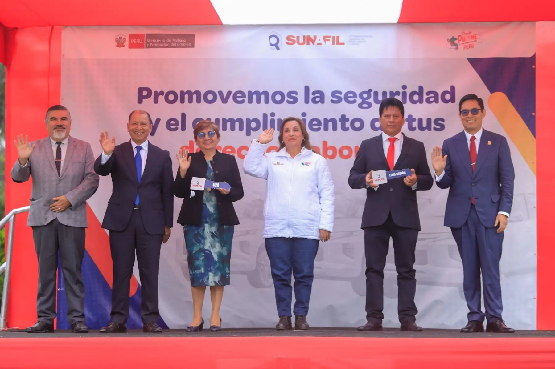 La presidenta de la república, Dina Boluarte Zegarra, lidera la entrega de vehículos a la Sunafil, con el objetivo de potenciar la capacidad de respuesta ante denuncias y proteger los derechos de los trabajadores. Foto: ANDINA/Prensa Presidencia