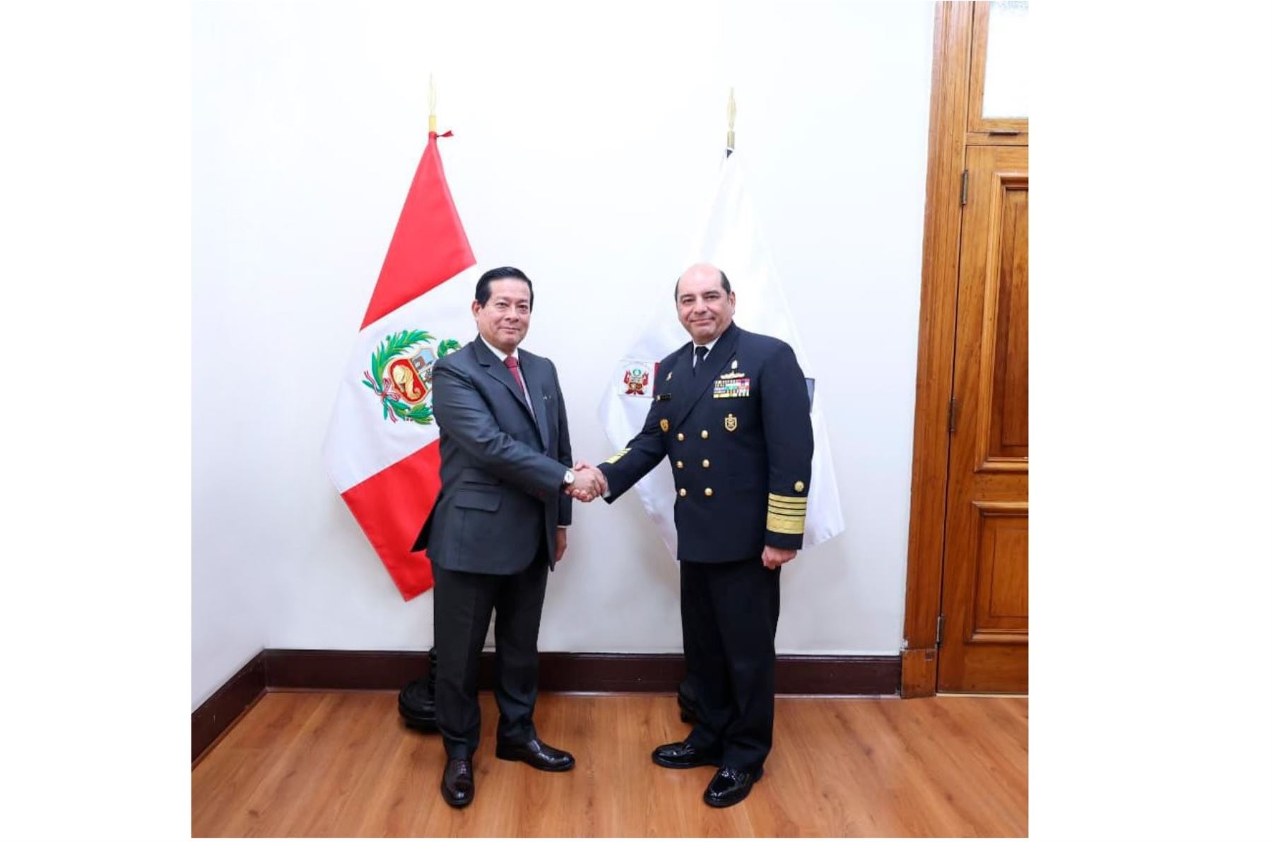 El presidente del Consejo de Ministros, Eduardo Arana, recibió el saludo protocolar del almirante Federico Javier Bravo de Rueda, nuevo comandante general de la Marina de Guerra del Perú.