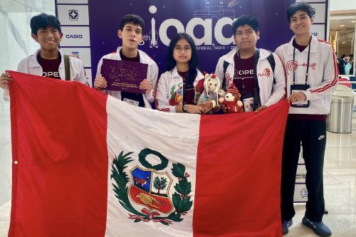Acompañados por sus mentores, los jóvenes astrónomos peruanos demostraron su talento en rigurosas pruebas teóricas y prácticas. Foto: SPACE UNMSM