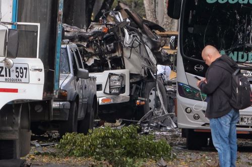 Un miembro de las fuerzas de seguridad de Colombia inspecciona el área donde estalló un camión bomba, este jueves en Cali. Foto: AFP