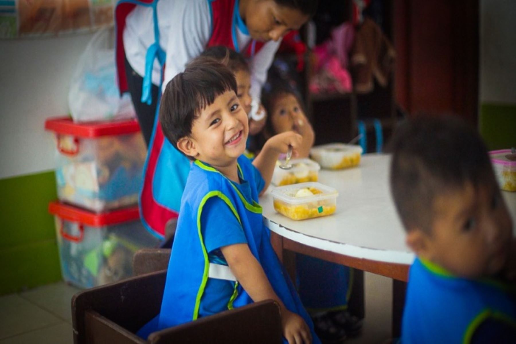 Cuna Más distribuye almuerzos con alto valor nutritivo, que forman parte de los tres alimentos diarios que reciben los niños.