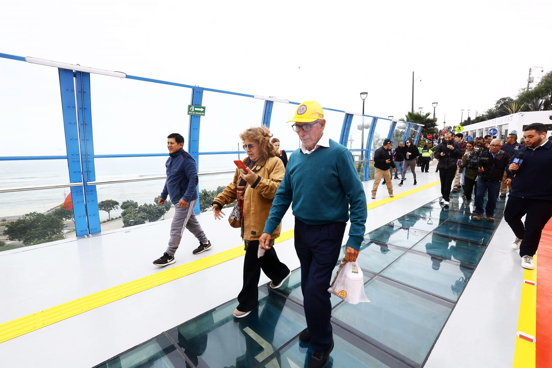Diversas reacciones mostraron los numerosos visitantes que esperaron la llegada del mediodía para ser los primeros en cruzar el Puente de la Paz, principal atractivo del Corredor Turístico Miraflores – Barranco. ANDINA/Difusión