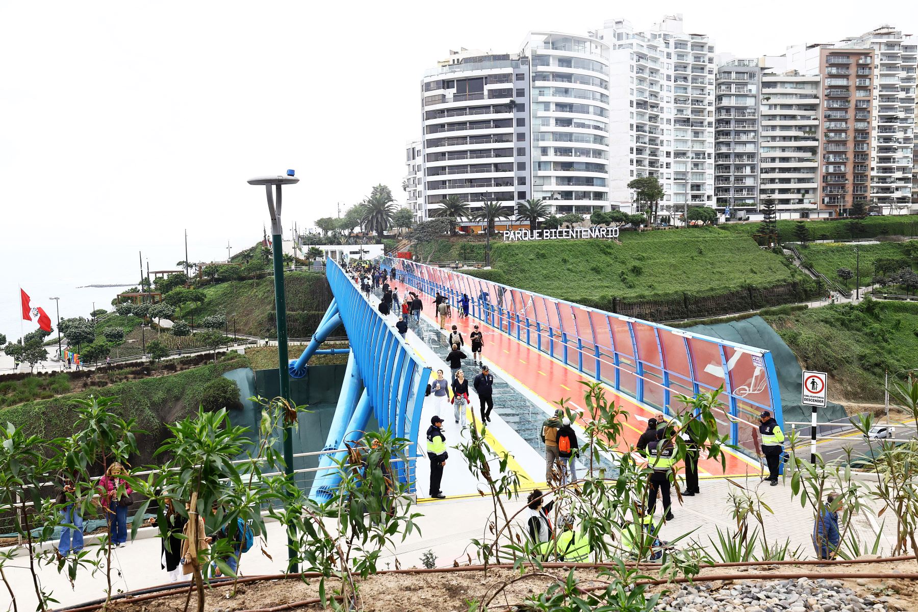 Diversas reacciones mostraron los numerosos visitantes que esperaron la llegada del mediodía para ser los primeros en cruzar el Puente de la Paz, principal atractivo del Corredor Turístico Miraflores – Barranco.ANDINA/Difusión