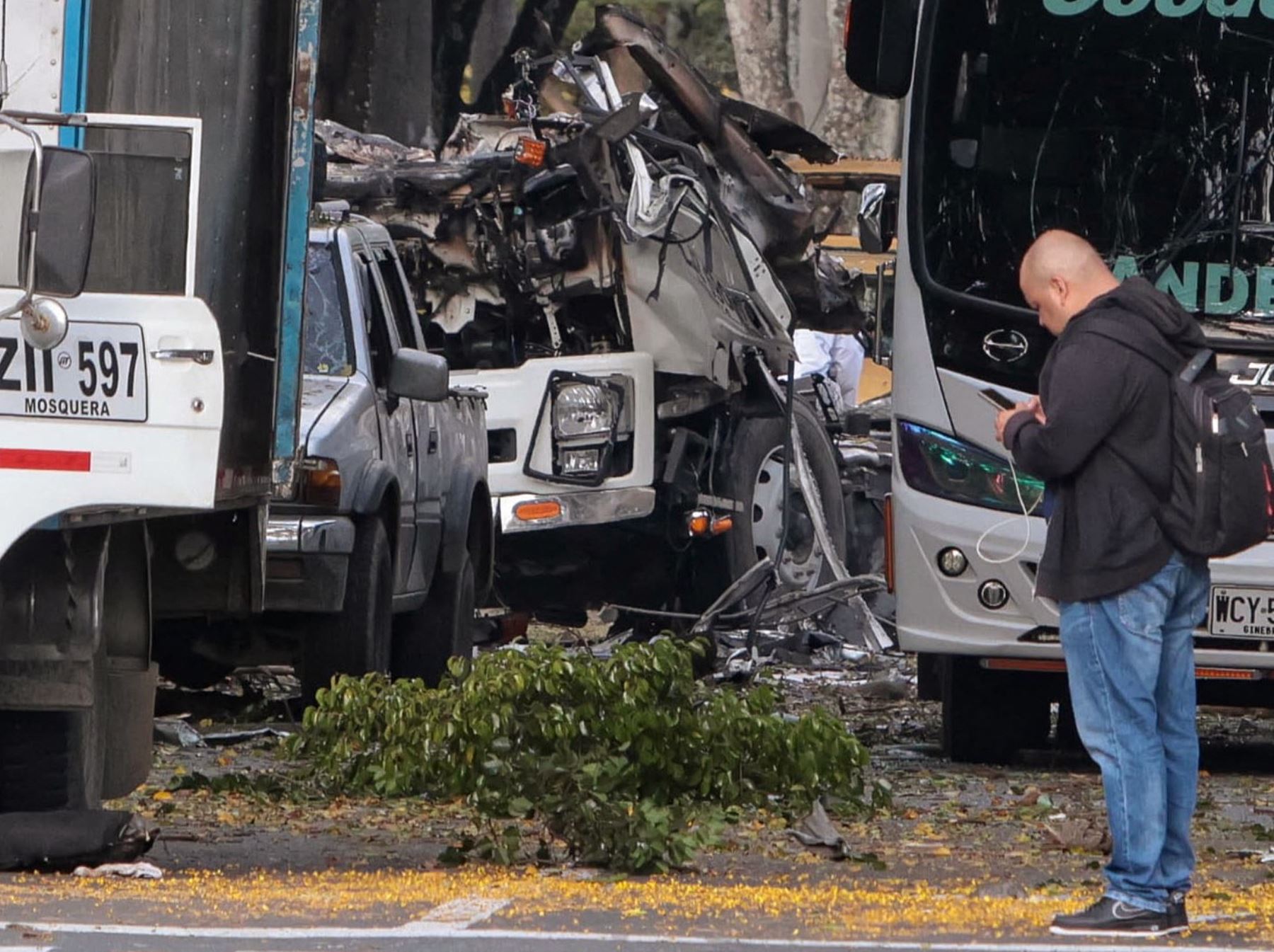 Miembros de la policía colombiana inspeccionan el área de una explosión de una bomba en Cali, Colombia. Cinco personas murieron y decenas resultaron heridas cuando un vehículo bomba tuvo como objetivo una base militar en una calle concurrida de la ciudad colombiana de Cali el 21 de agosto de 2025, dijeron las autoridades locales. AFP
