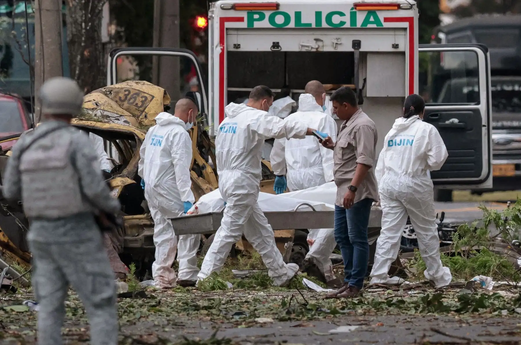 Agentes de policía cargan el cuerpo de una víctima de la explosión de una bomba en Cali, Colombia. AFP
