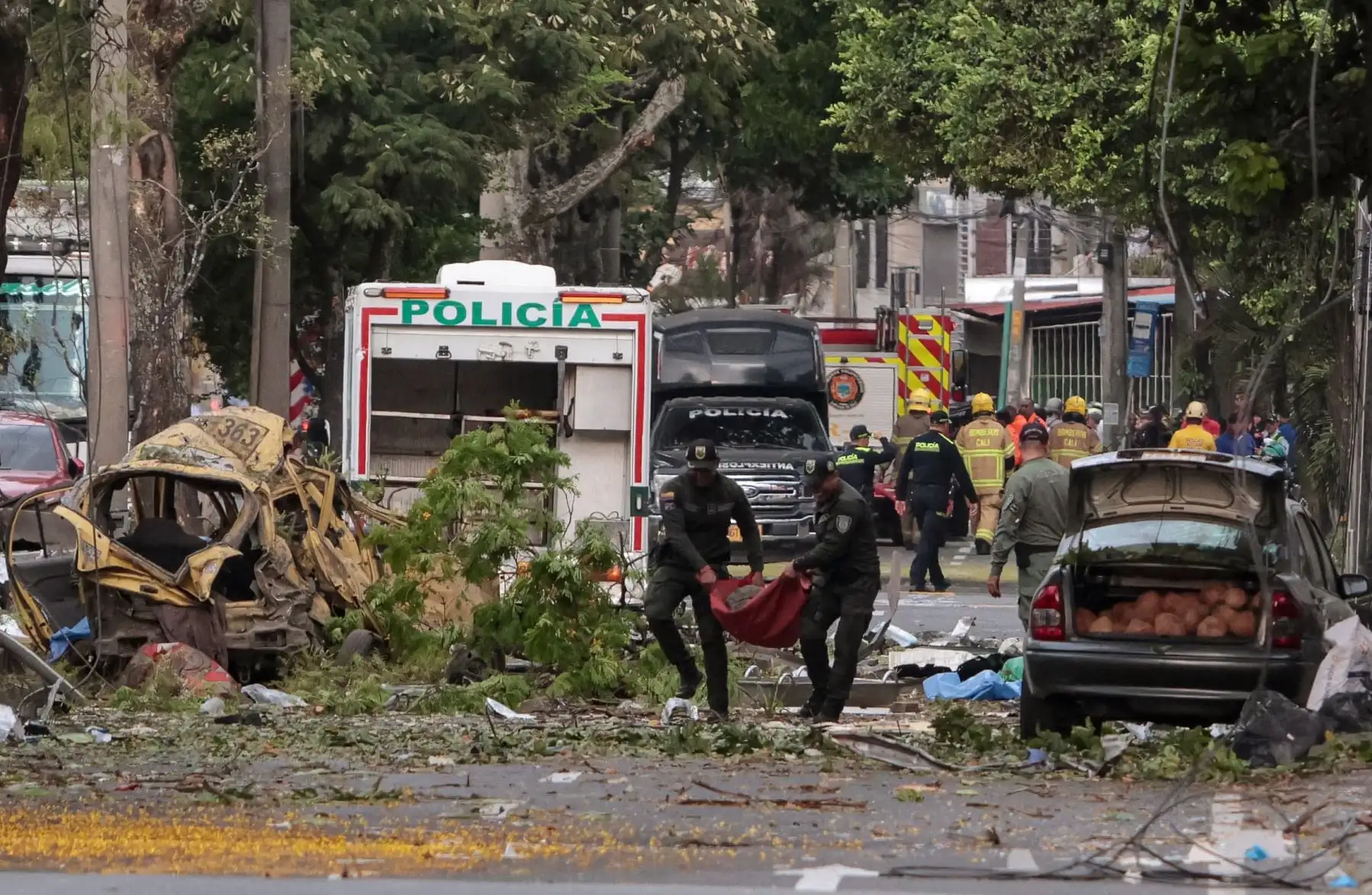 Agentes de policía retiran escombros del lugar de la explosión de una bomba en Cali, Colombia. AFP