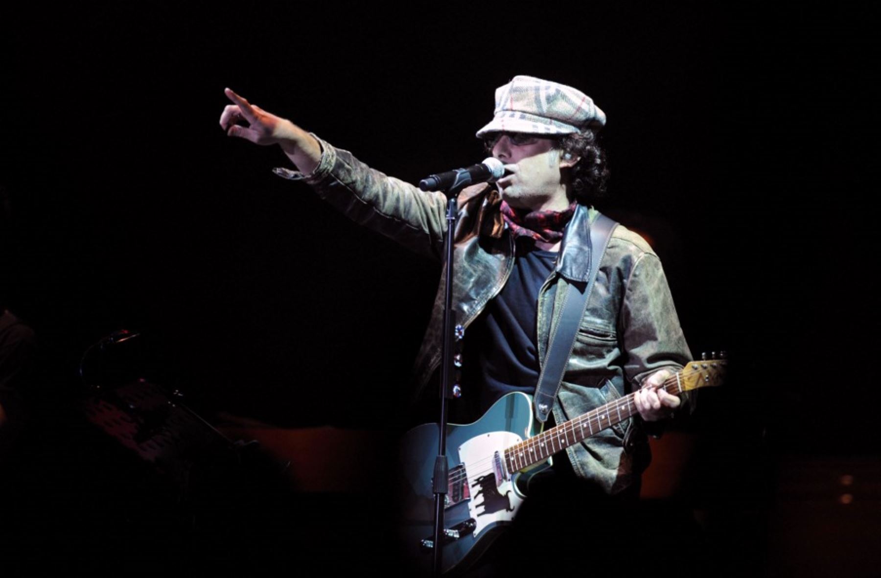 El músico argentino Andrés Calamaro se presenta en el estadio Charrúa de Montevideo el 10 de marzo de 2008, durante su gira "Lengua Popular". Foto: AFP