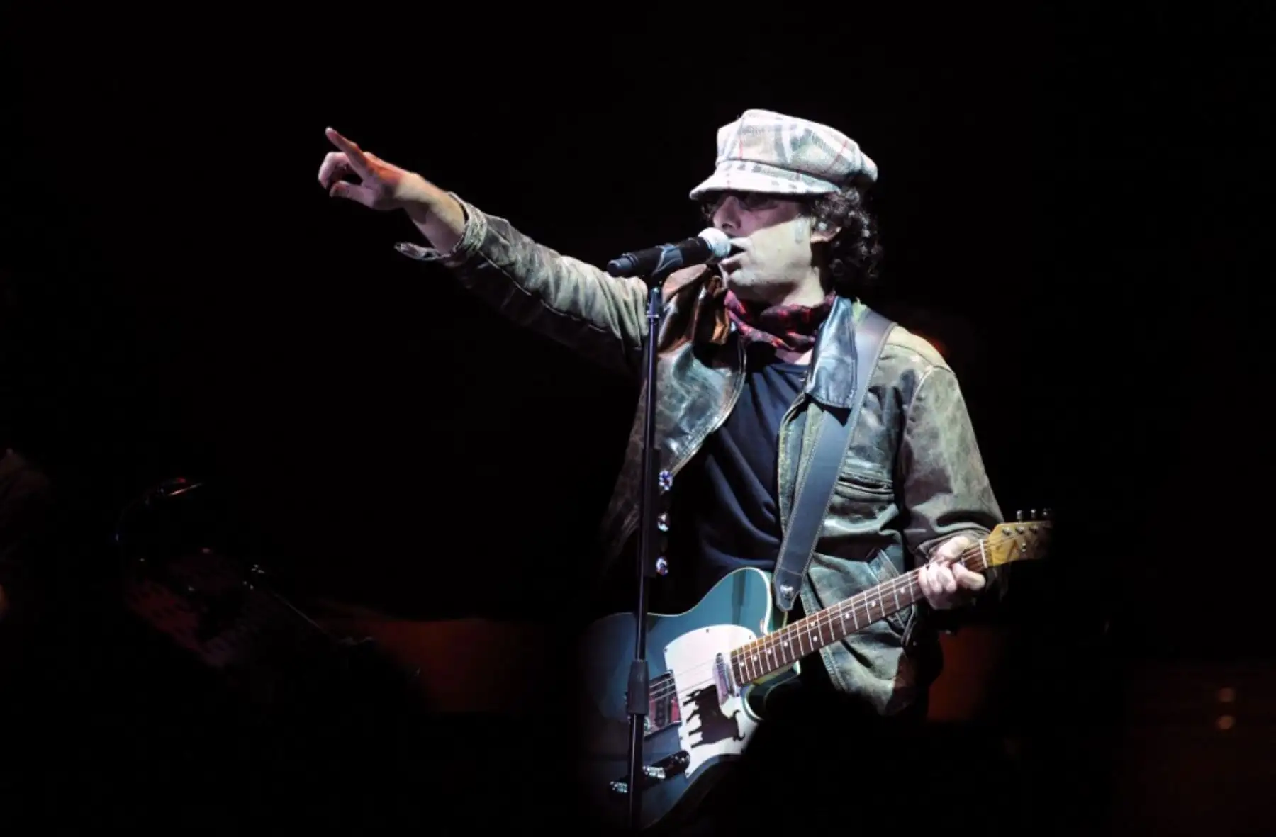 El músico argentino Andrés Calamaro se presenta en el estadio Charrúa de Montevideo el 10 de marzo de 2008, durante su gira "Lengua Popular". Foto: AFP