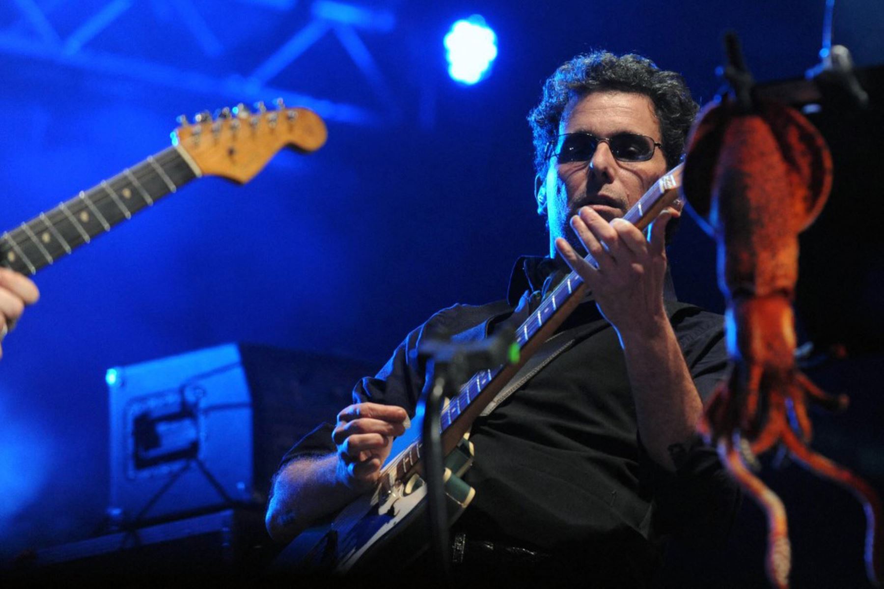 El cantante argentino Andrés Calamaro se presenta en Montevideo el 14 de mayo de 2010.  Foto: AFP