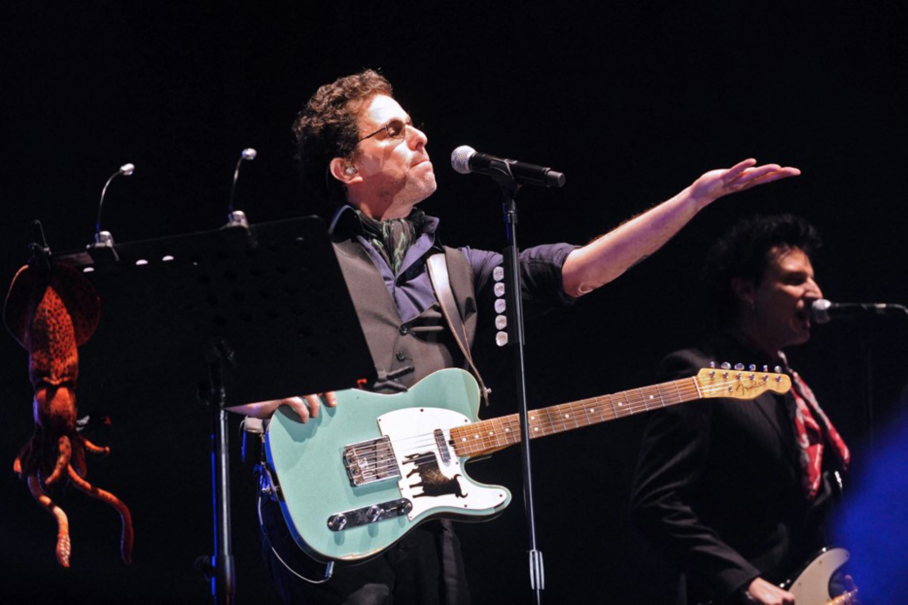El cantante argentino Andrés Calamaro se presenta en Montevideo el 14 de mayo de 2010.  Foto: AFP