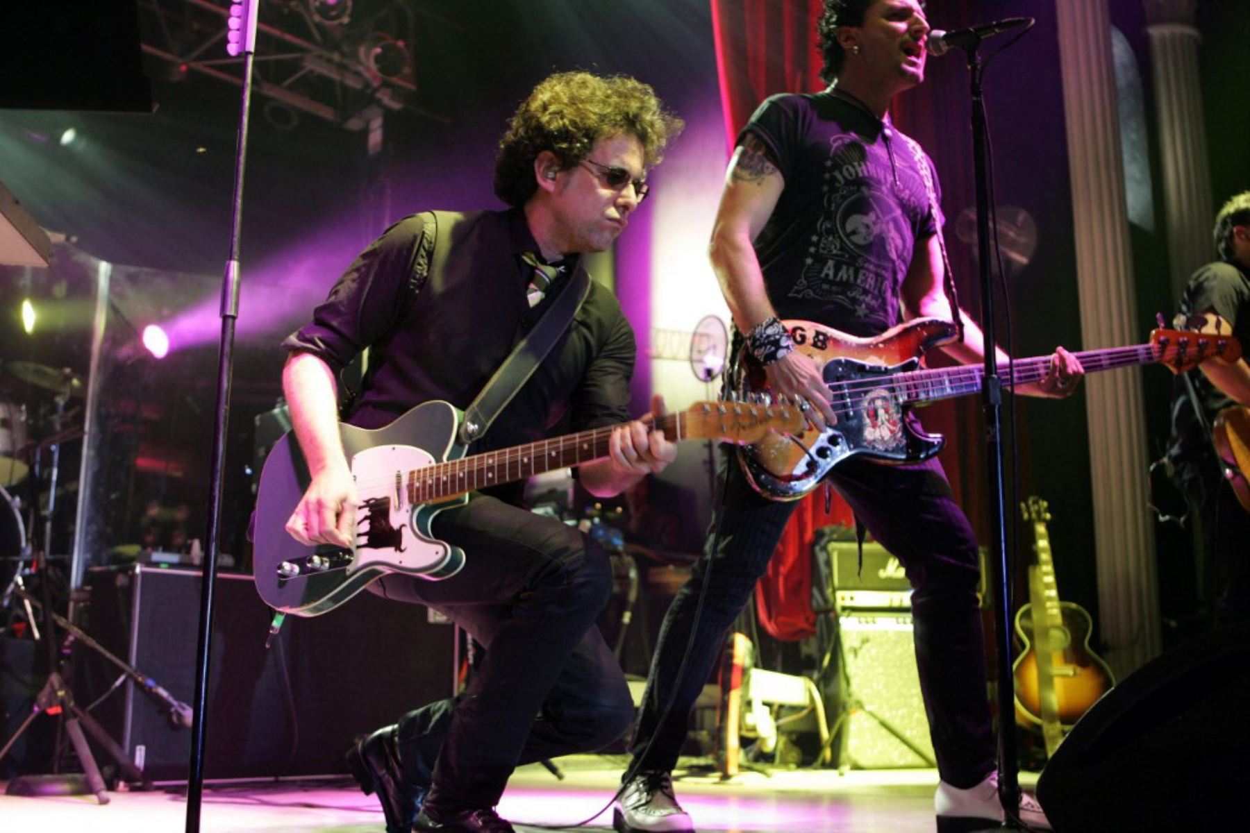 El cantante argentino Andrés Calamaro se presenta en Montevideo el 14 de mayo de 2010.  Foto: AFP