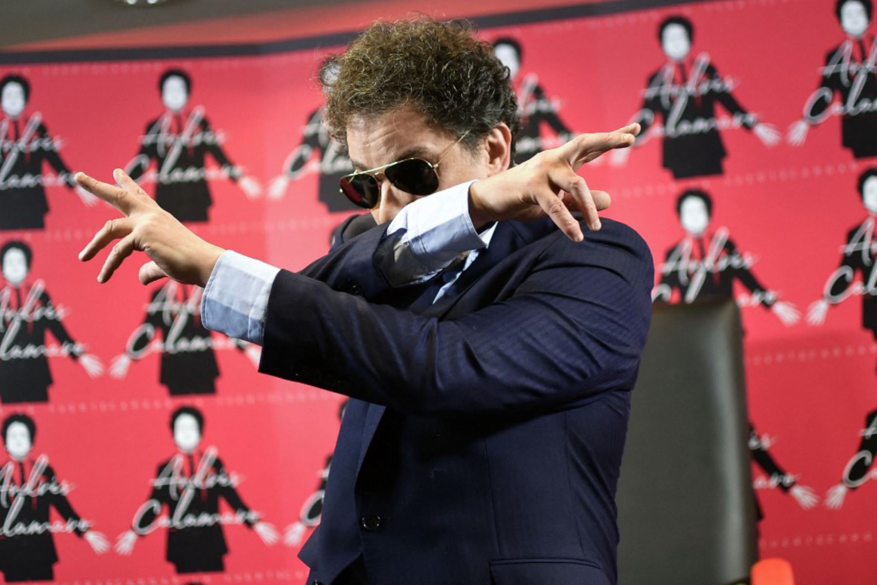 El músico argentino Andrés Calamaro posa para la prensa durante el lanzamiento de su álbum "Cargar la Suerte" en Ciudad de México el 11 de octubre de 2018. Foto: AFP