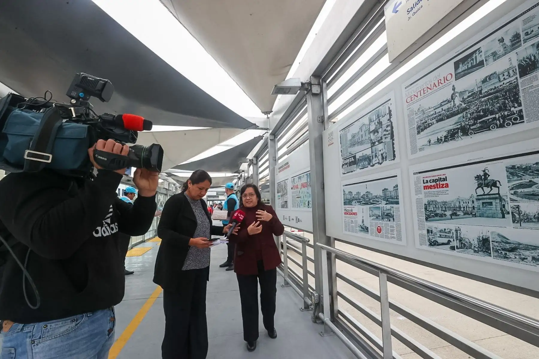 Canal 7 entrevistó esta mañana a Luis Rafael Zegarra, representante de la ATU y Mary Apaestegui de Editora Perú quienes hablaron sobre la importancia del convenio entre ATU y El Peruano, explicando la exposición de portadas y centrales del diario  inaugurada recientemente en la estación Quilca - El Peruano del Metropolitano.

Foto: ANDINA/Juan Carlos Guzmán Negrini