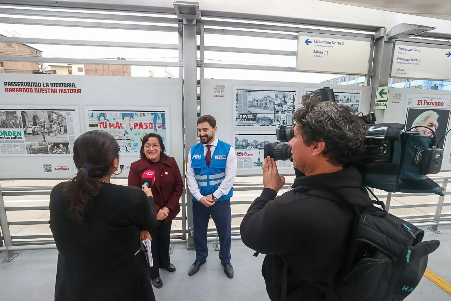 Canal 7 entrevistó esta mañana a Luis Rafael Zegarra, representante de la ATU y Mary Apaestegui de Editora Perú quienes hablaron sobre la importancia del convenio entre ATU y El Peruano, explicando la exposición de portadas y centrales del diario  inaugurada recientemente en la estación Quilca - El Peruano del Metropolitano.

Foto: ANDINA/Juan Carlos Guzmán Negrini