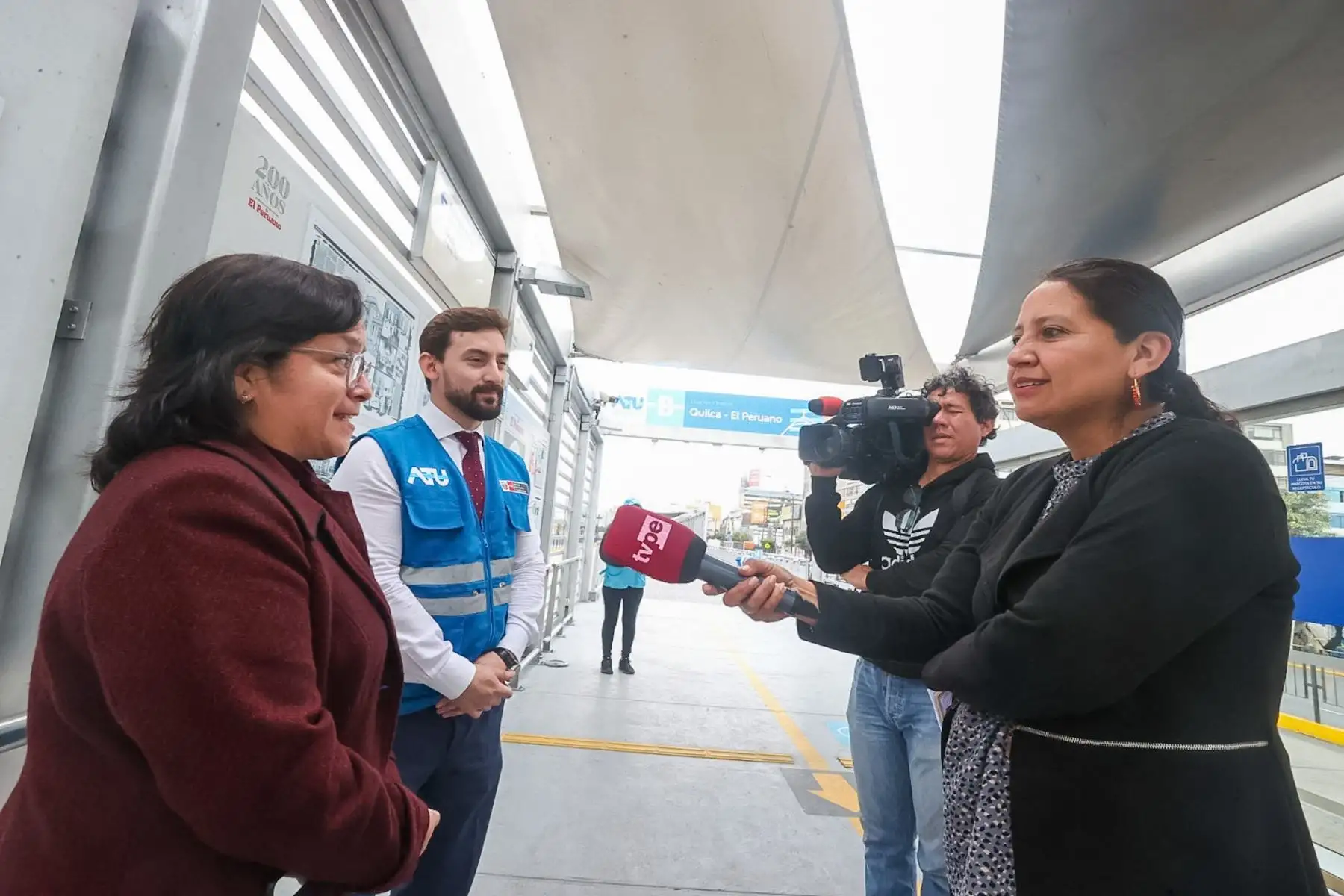 Canal 7 entrevistó esta mañana a Luis Rafael Zegarra, representante de la ATU y Mary Apaestegui de Editora Perú quienes hablaron sobre la importancia del convenio entre ATU y El Peruano, explicando la exposición de portadas y centrales del diario  inaugurada recientemente en la estación Quilca - El Peruano del Metropolitano.

Foto: ANDINA/Juan Carlos Guzmán Negrini