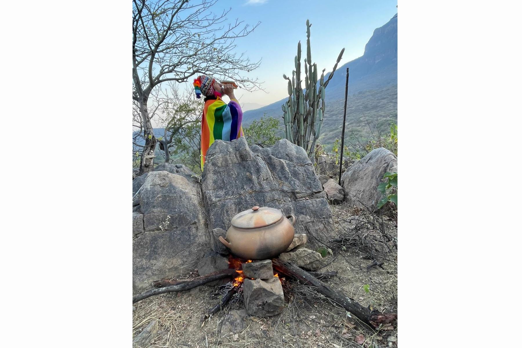 Fotos de paisajes sagrados y ancestros se colocan en las mesas como altares, visibilizando la conexión espiritual.
Crédito de foto: Cortesía/ Heinz Plenge