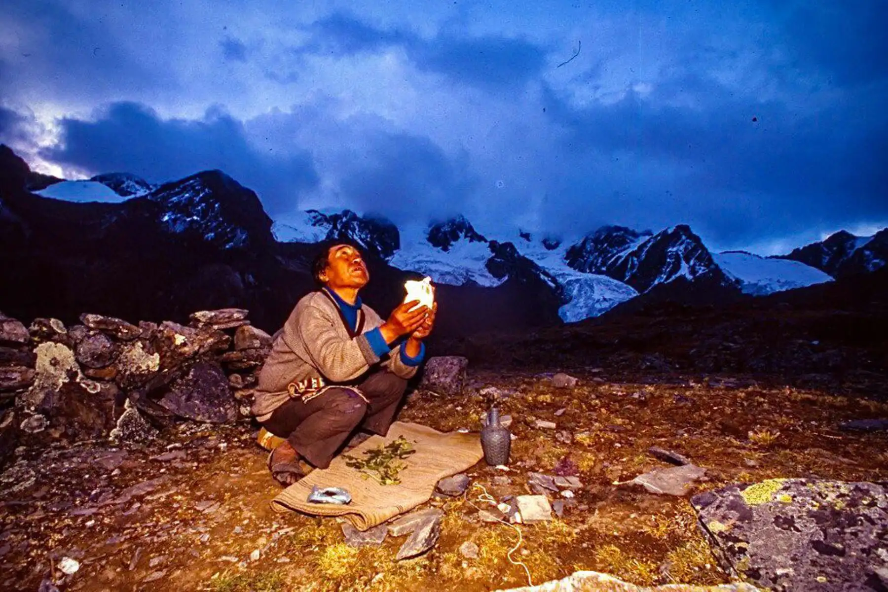 Fotos de paisajes sagrados y ancestros se colocan en las mesas como altares, visibilizando la conexión espiritual.
Crédito de foto: Cortesía/ Heinz Plenge