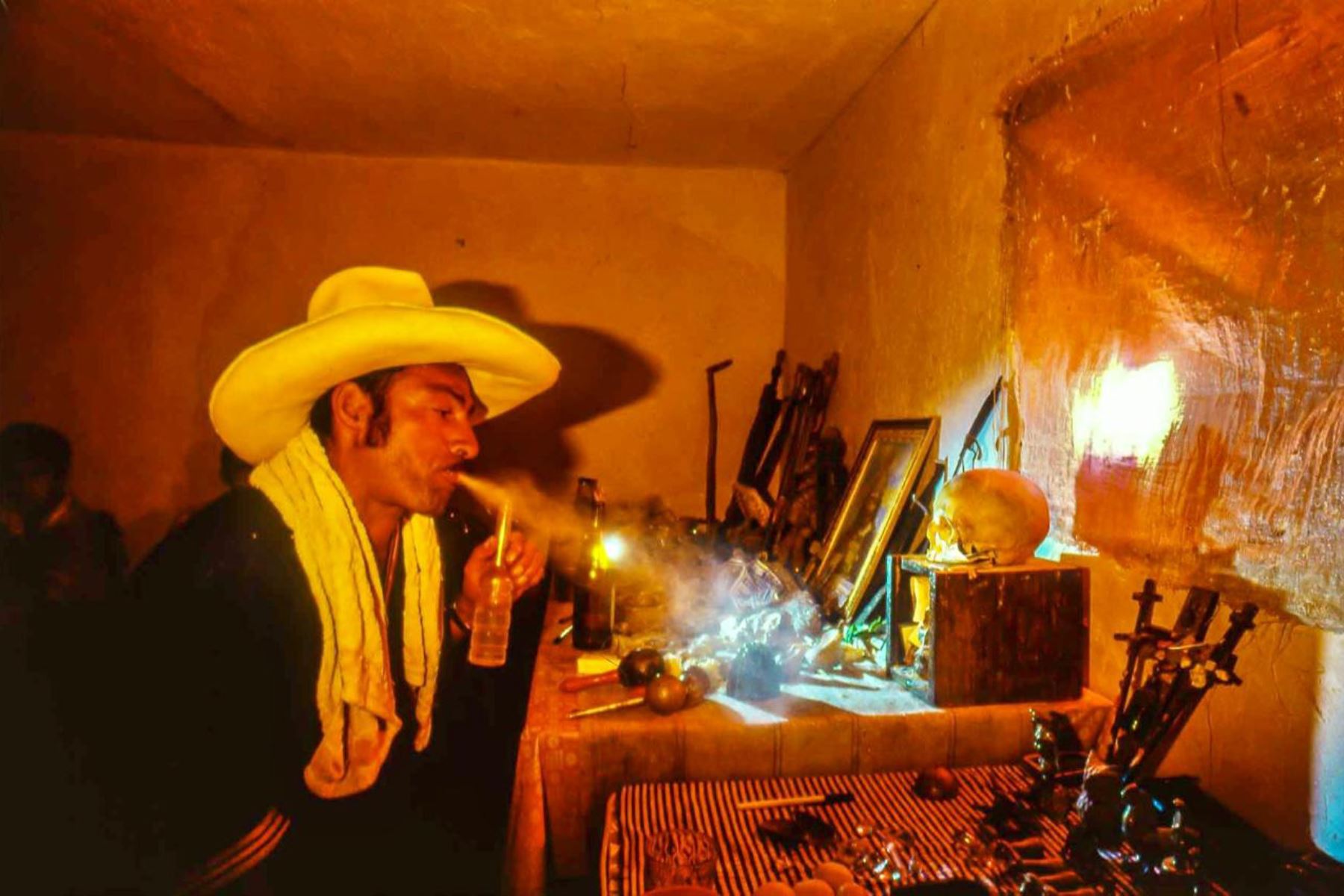 La apertura de este archivo fotográfico permite reivindicar a los maestros curanderos que se han mantenido por muchos años invisibilizados. Para muchos maestros en lugares remotos, que no tienen ni una sola foto de sus padres o de sus abuelos, la reconexión con sus ancestros a través de estas imágenes puede convertir las fotos en auténticos tesoros. Foto: Cortesía/ Heinz Plenge