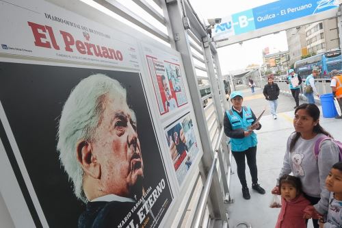 Exposición de portadas y centrales del diario  inaugurada recientemente en la estación Quilca - El Peruano del Metropolitano
