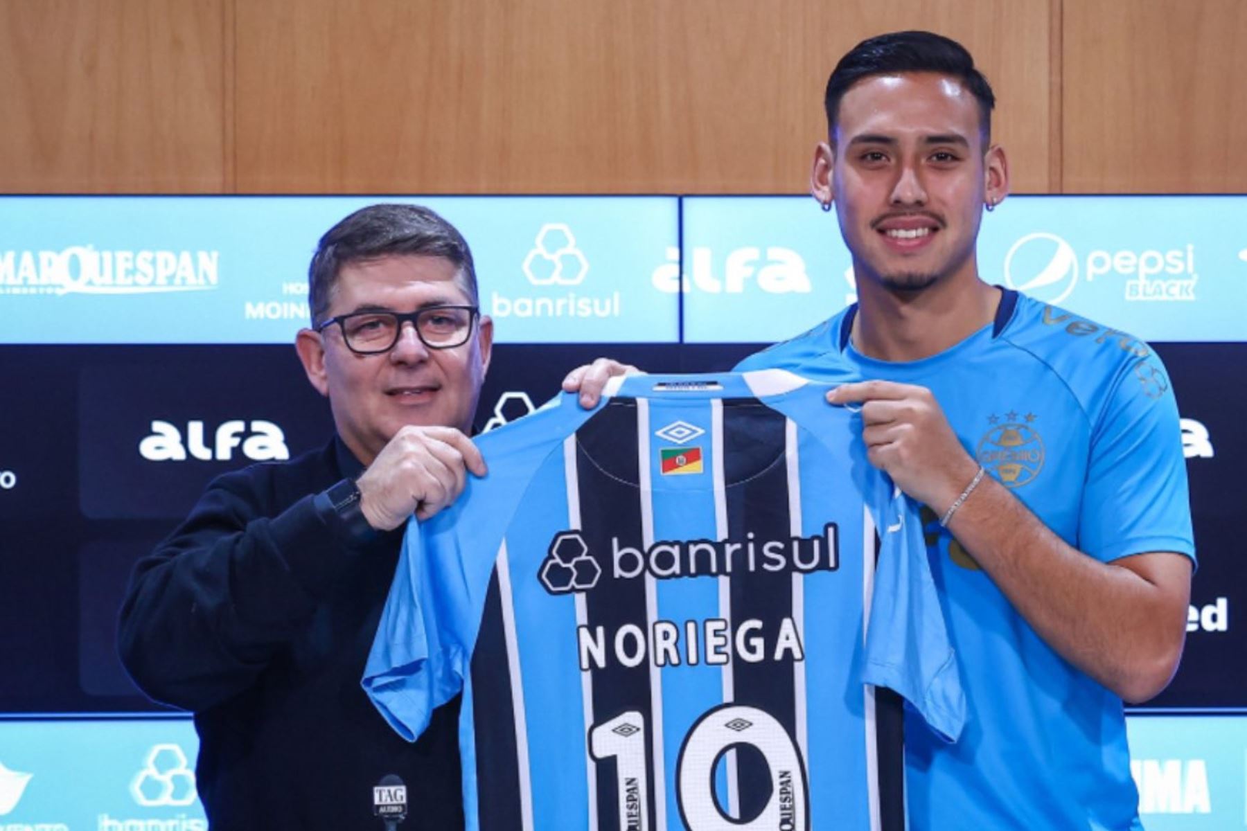 Erick Noriega posa con la camiseta del Grêmio de Porto Alegre