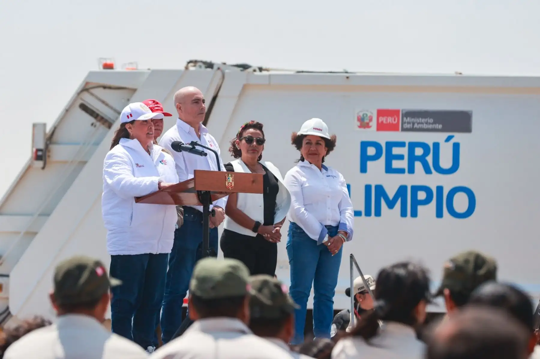 La presidenta de la República, Dina Ercilia Boluarte Zegarra, junto a otros miembros del Poder Ejecutivo, inauguró una planta de valorización y reciclaje de residuos orgánicos e inorgánicos en Lambayeque, obra de infraestructura que que beneficiará 137 mil peruanos de los distritos de Mórrope, San José y Lambayeque. Foto: ANDINA/Presidencia