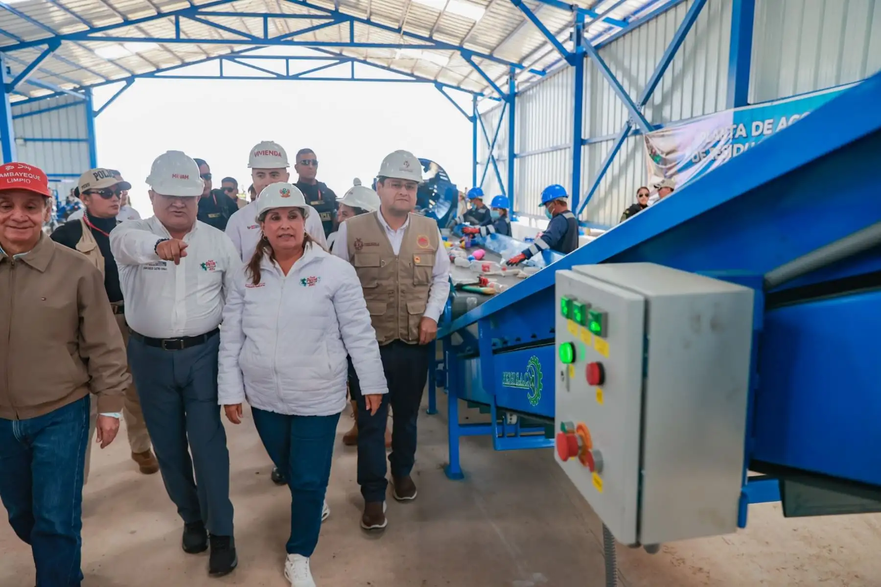 La presidenta de la República, Dina Ercilia Boluarte Zegarra, junto a otros miembros del Poder Ejecutivo, inauguró una planta de valorización y reciclaje de residuos orgánicos e inorgánicos en Lambayeque, obra de infraestructura que que beneficiará 137 mil peruanos de los distritos de Mórrope, San José y Lambayeque. Foto: ANDINA/Presidencia