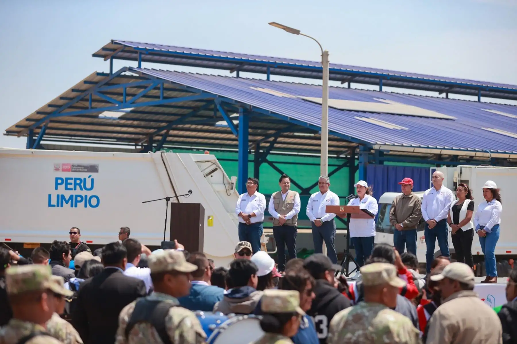La presidenta de la República, Dina Ercilia Boluarte Zegarra, junto a otros miembros del Poder Ejecutivo, inauguró una planta de valorización y reciclaje de residuos orgánicos e inorgánicos en Lambayeque, obra de infraestructura que que beneficiará 137 mil peruanos de los distritos de Mórrope, San José y Lambayeque. Foto: ANDINA/Presidencia