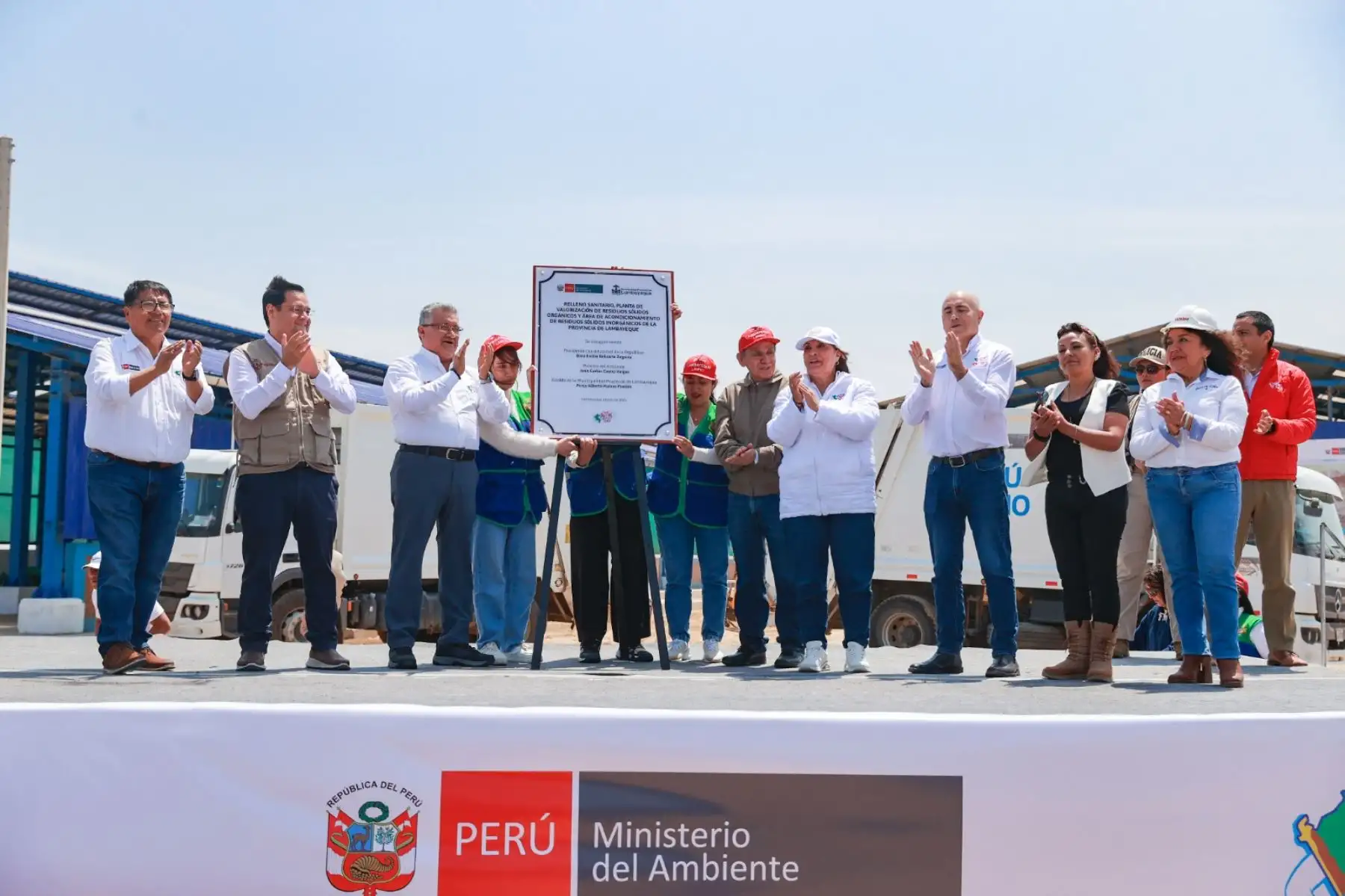 La presidenta de la República, Dina Ercilia Boluarte Zegarra, junto a otros miembros del Poder Ejecutivo, inauguró una planta de valorización y reciclaje de residuos orgánicos e inorgánicos en Lambayeque, obra de infraestructura que que beneficiará 137 mil peruanos de los distritos de Mórrope, San José y Lambayeque. Foto: ANDINA/Presidencia