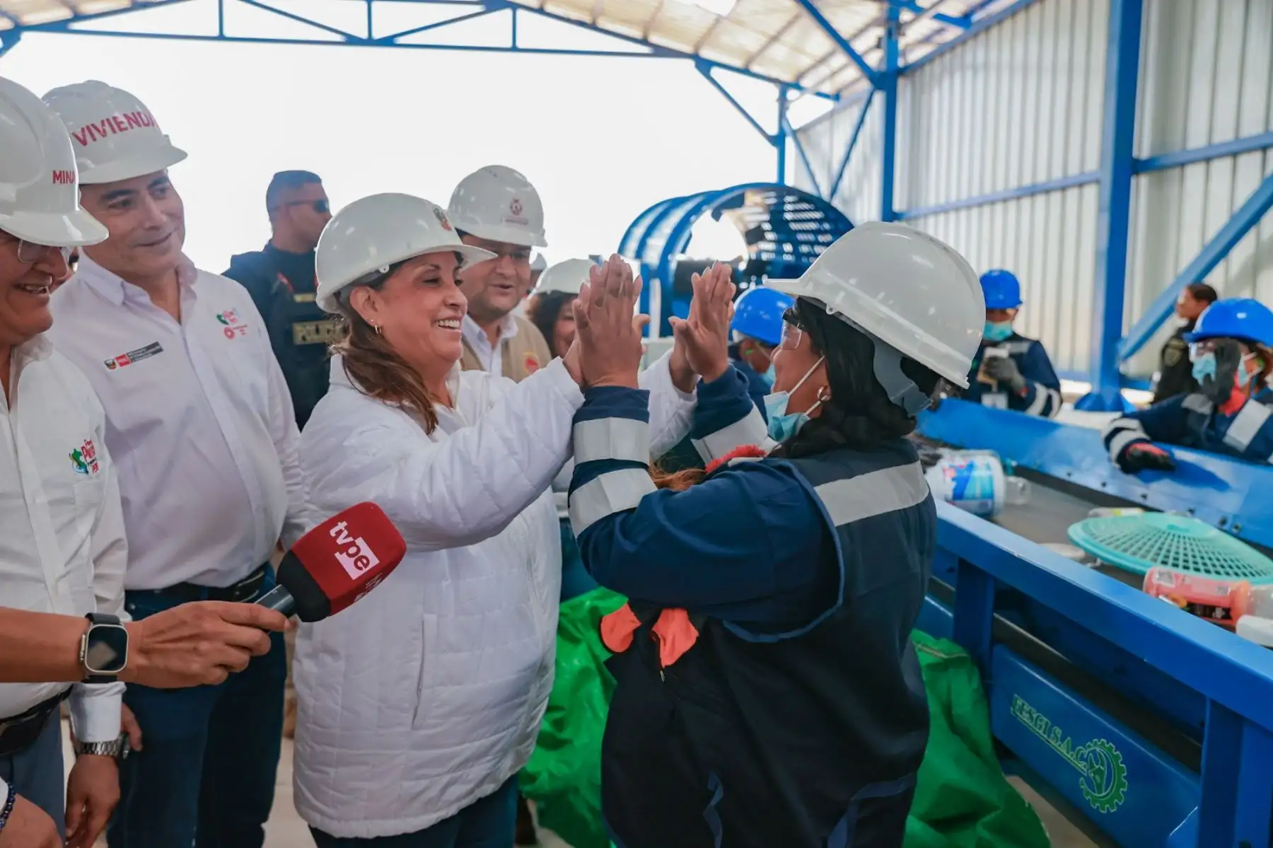 La presidenta de la República, Dina Ercilia Boluarte Zegarra, junto a otros miembros del Poder Ejecutivo, inauguró una planta de valorización y reciclaje de residuos orgánicos e inorgánicos en Lambayeque, obra de infraestructura que que beneficiará 137 mil peruanos de los distritos de Mórrope, San José y Lambayeque. Foto: ANDINA/Presidencia