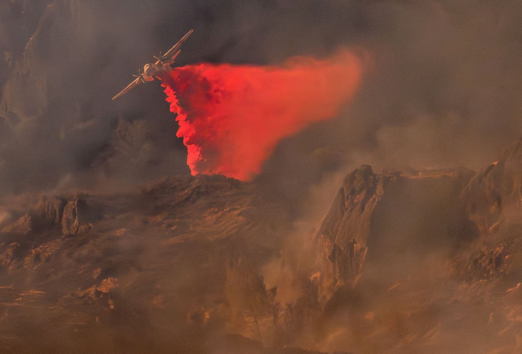 Un avión lanza un retardante de fuego durante el incendio de Pickett en Calistoga, California. AFP