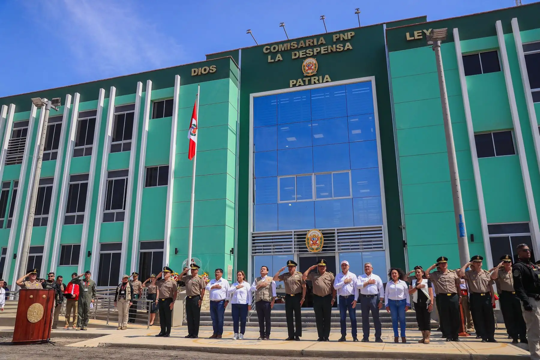 La presidenta Dina Boluarte y el ministro del Interior, Carlos Malaver inauguraron la Comisaria PNP “La Despensa” en Chiclayo. Foto: ANDINA/Prensa Presidencia