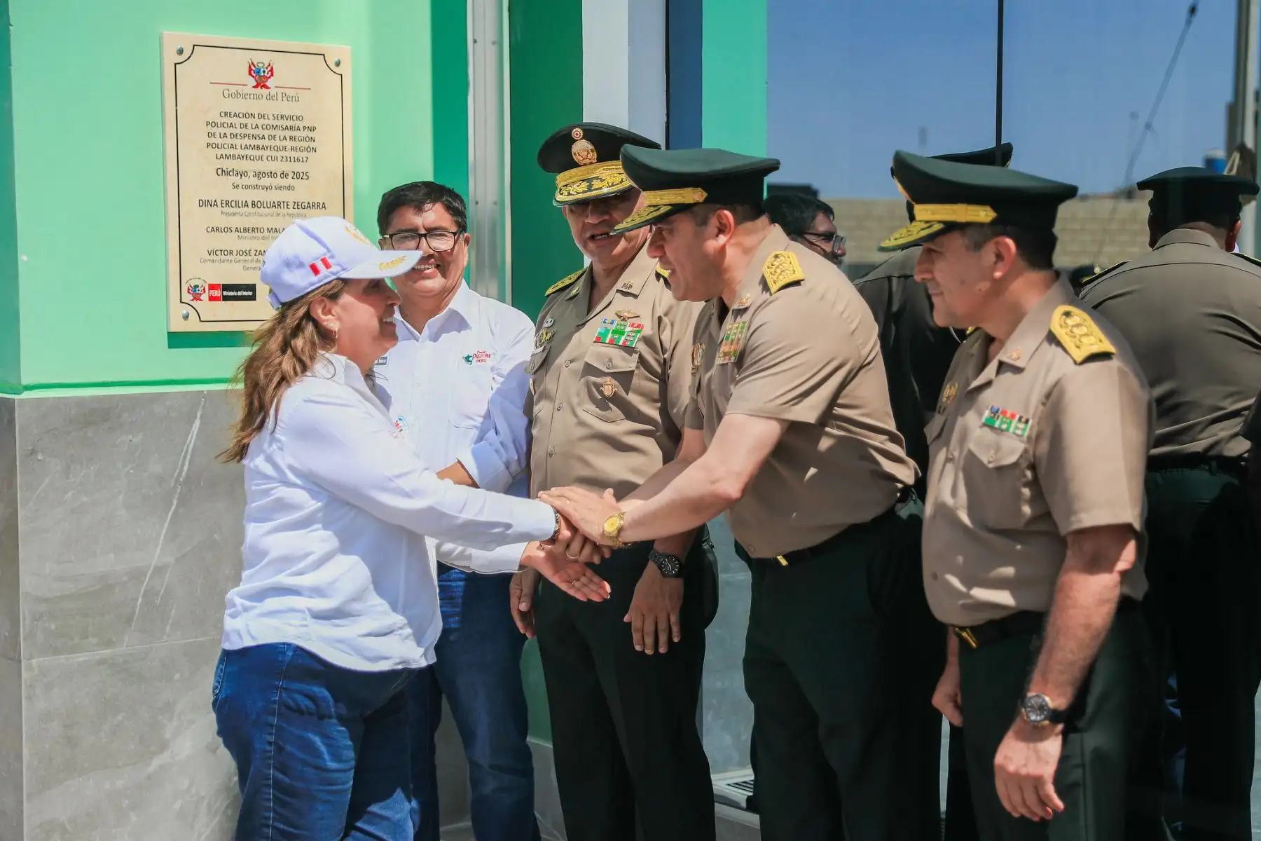La presidenta Dina Boluarte y el ministro del Interior, Carlos Malaver inauguraron la Comisaria PNP “La Despensa” en Chiclayo. Foto: ANDINA/Prensa Presidencia