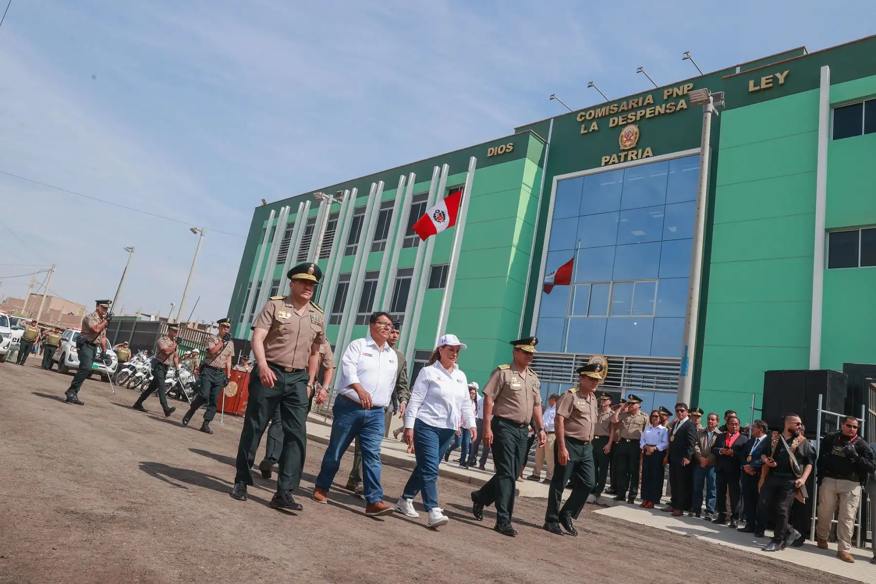 La presidenta Dina Boluarte y el ministro del Interior, Carlos Malaver inauguraron la Comisaria PNP “La Despensa” en Chiclayo. Foto: ANDINA/Prensa Presidencia
