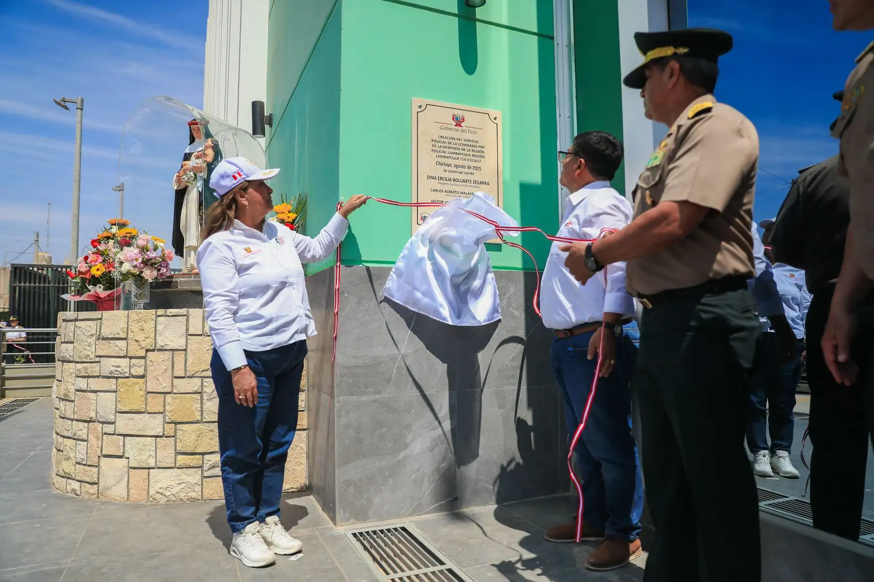La presidenta Dina Boluarte y el ministro del Interior, Carlos Malaver inauguraron la Comisaria PNP “La Despensa” en Chiclayo. Foto: ANDINA/Prensa Presidencia