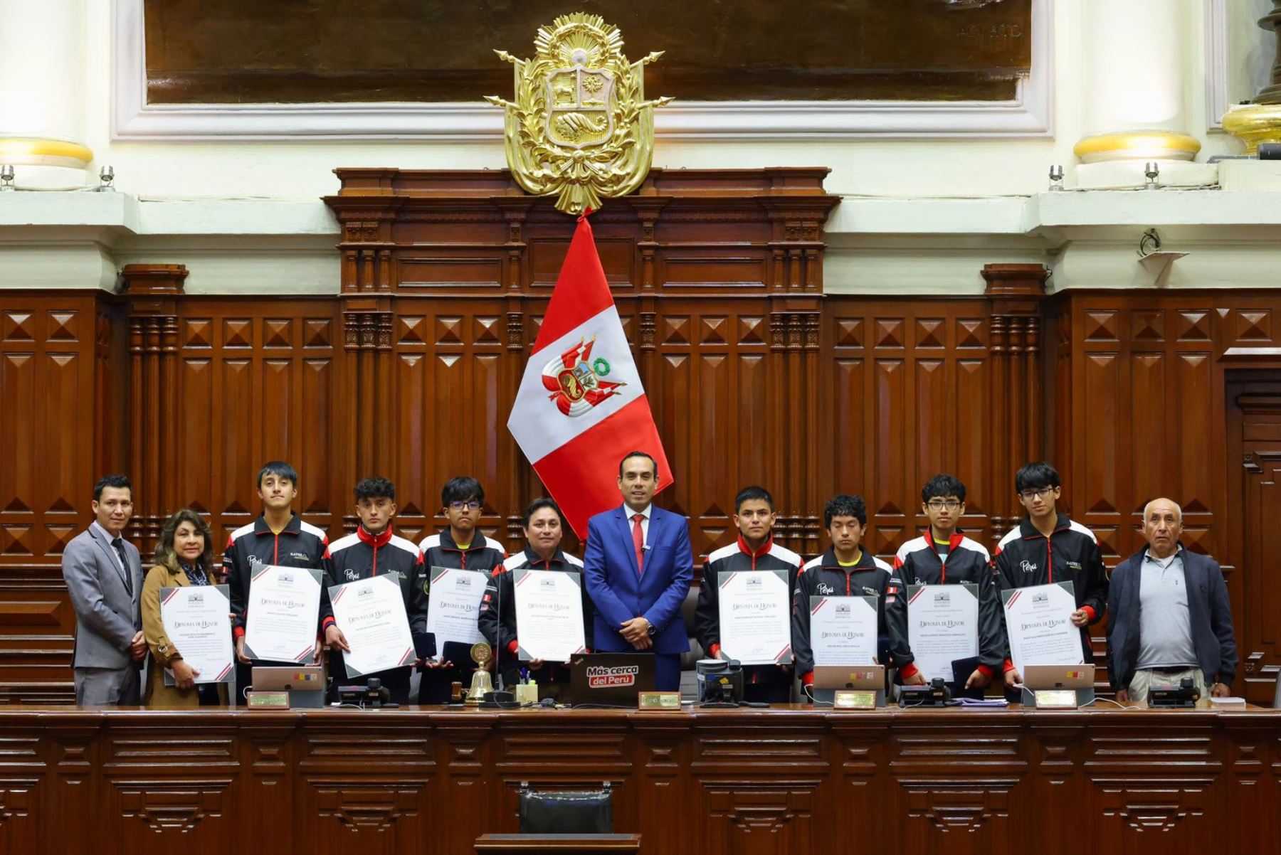Presidente del Congreso, José Jerí, reconoció a estudiantes que destacaron en olimpiadas de matemáticas en EE.UU.