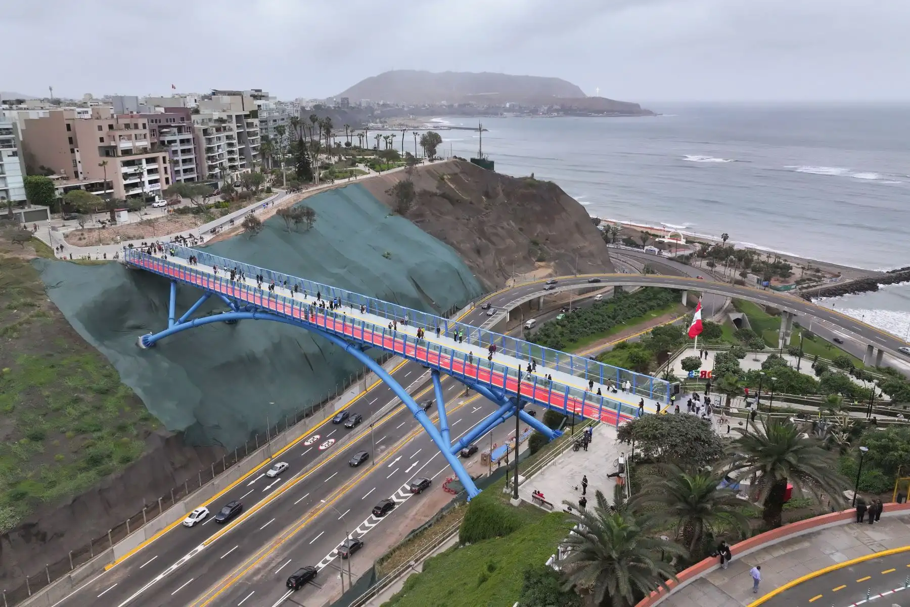 El Puente de la Paz, que forma parte del Corredor Turístico Miraflores – Barranco, es actualmente el único puente tubular peatonal del Perú y Sudamérica. Tiene 112 metros de largo por 8 metros de ancho, fue construido a más de 60 metros de altura, y une los malecones De la Reserva en Miraflores y Paul Harris en Barranco. Foto: ANDINA/Daniel Bracamonte